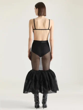 Abito con volant e schiena scoperta in rete