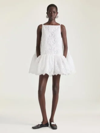 Abito mini con volant e scollo a fessura in pizzo