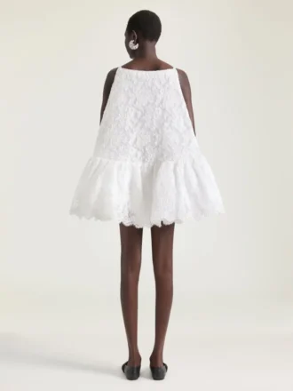 Abito mini con volant e scollo a fessura in pizzo