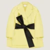 Cappotto a bozzolo in raso con mantella Cappotto a bozzolo in raso con mantella