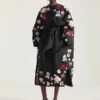 Cappotto a bozzolo in raso con ricami Cappotto a bozzolo in raso con ricami