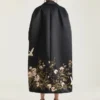 Cappotto a bozzolo in raso con ricami e mantella Cappotto a bozzolo in raso con ricami e mantella