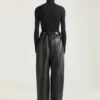 Pantaloni a doppia piega in pelle Pantaloni a doppia piega in pelle