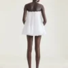 Mini abito bustier in pizzo con mantella