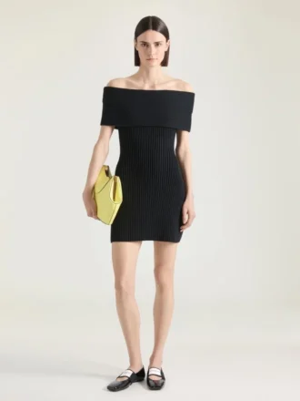 Miniabito con spalle scoperte in lana