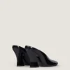 Mules con tacco scolpito in pelle verniciata Mules con tacco scolpito in pelle verniciata