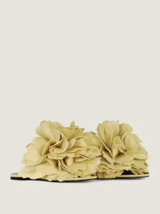 mules piatte boudoir in pelle con petali di rosa 1 2 330x440 - Mules piatte Boudoir in pelle con petali di rosa