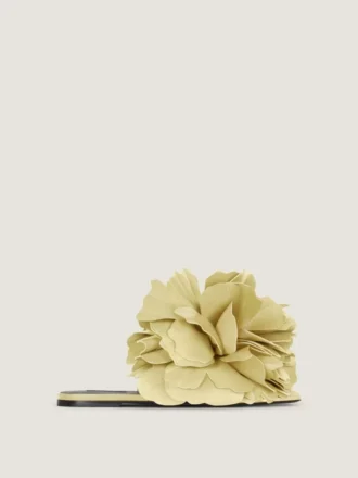 mules piatte boudoir in pelle con petali di rosa 2 2 330x440 - Mules piatte Boudoir in pelle con petali di rosa