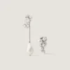Orecchini asimmetrici con perle di cristallo in metallo, cristalli e perle Orecchini asimmetrici con perle di cristallo in metallo, cristalli e perle