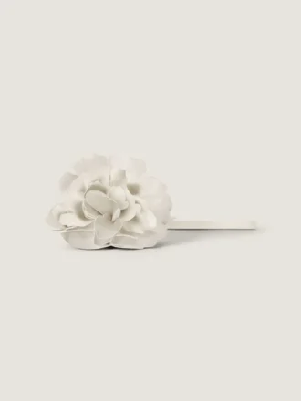 Piccolo ciondolo a forma di petali di rosa in pelle nappa