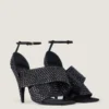 Sandali con tacco quadrato a fessura in raso con strass Sandali con tacco quadrato a fessura in raso con strass