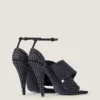 Sandali con tacco quadrato a fessura in raso con strass Sandali con tacco quadrato a fessura in raso con strass