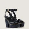 Sandali con zeppa in pelle con borchie Sandali con zeppa in pelle con borchie