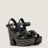 Sandali con zeppa in pelle con borchie Sandali con zeppa in pelle con borchie