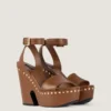 Sandali con zeppa in pelle con borchie Sandali con zeppa in pelle con borchie