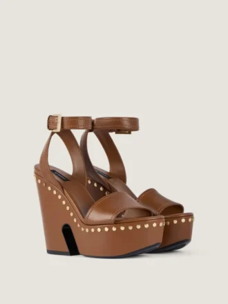 Sandali con zeppa in pelle con borchie Sandali con zeppa in pelle con borchie