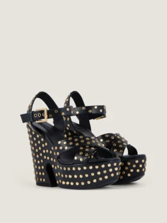 Sandali con zeppa in pelle con borchie Sandali con zeppa in pelle con borchie