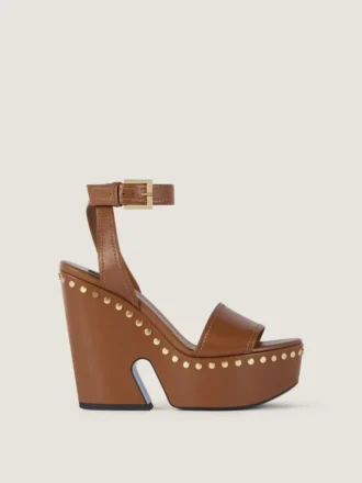 Sandali con zeppa in pelle con borchie Sandali con zeppa in pelle con borchie