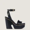 Sandali con zeppa in pelle con borchie Sandali con zeppa in pelle con borchie