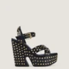 Sandali con zeppa in pelle con borchie Sandali con zeppa in pelle con borchie