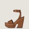 Sandali con zeppa in pelle con borchie Sandali con zeppa in pelle con borchie