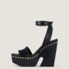 Sandali con zeppa in pelle con borchie Sandali con zeppa in pelle con borchie