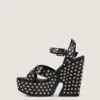 Sandali con zeppa in pelle con borchie Sandali con zeppa in pelle con borchie