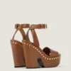 Sandali con zeppa in pelle con borchie Sandali con zeppa in pelle con borchie