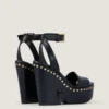 Sandali con zeppa in pelle con borchie Sandali con zeppa in pelle con borchie