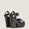 Sandali con zeppa in pelle con borchie Sandali con zeppa in pelle con borchie